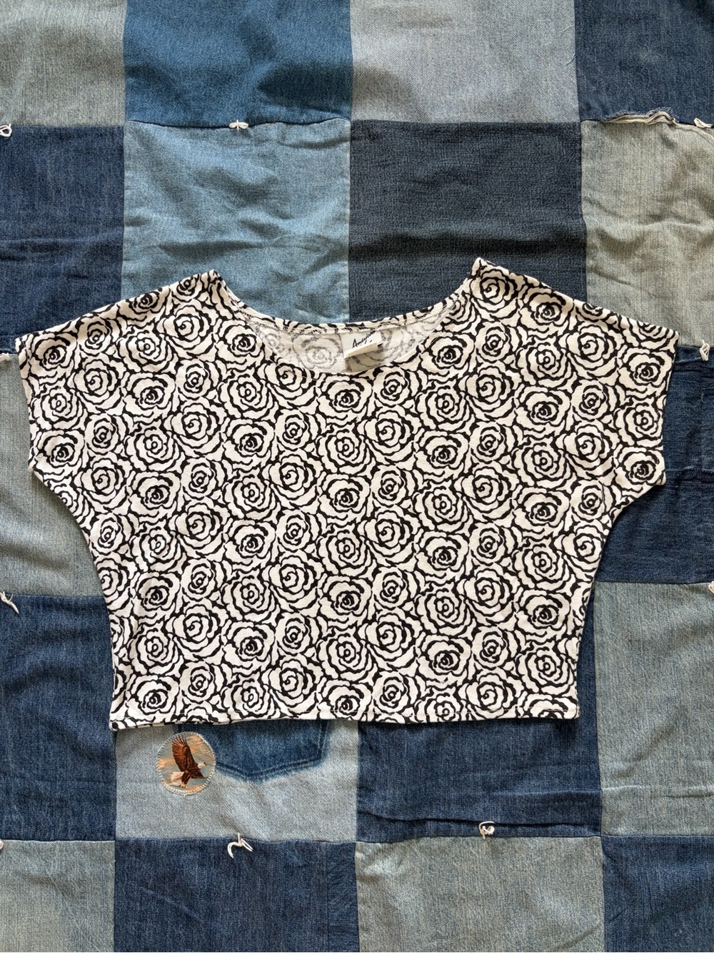 Vintage American wear black & white rose floral printed cropped t shirt size L